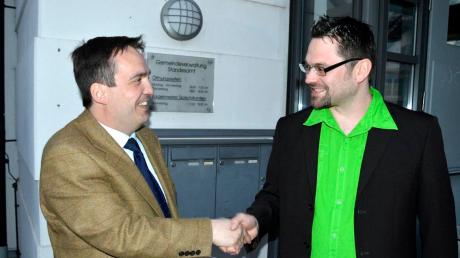 Der unterlegene Kandidat Sebastian Herbig (rechts) gratuliert dem neuen Bürgermeister von Egling, Ferdinand Holzer (links). 
