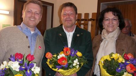Die Wahlergebnisse der Uttinger Bürgermeisterkandidaten (von links Florian Hansch, Rathauschef Josef Lutzenberger und Margit Gottschalk) fielen zwar unterschiedlich aus, die von Gemeindewahlleiter Horst Schnappinger überreichten Blumensträuße waren jedoch gleich schön.  

