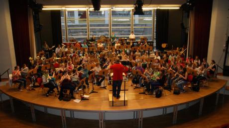 Das Motto „Alles Theater!?“ vereinte Musiker aus vier Schulen zu einem sinfonischen Blasorchester. 
