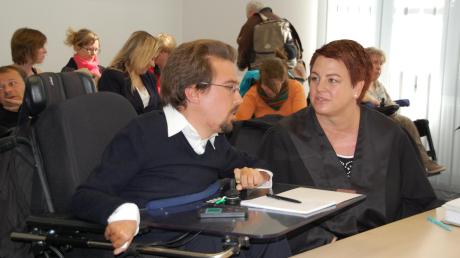 Jonas Pioch mit seiner Rechtsanwältin Claudia Basener bei der Verhandlung vor dem Landessozialgericht in München. 