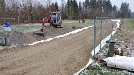 Die Bauarbeiten an der Zufahrt zum ehemaligen KZ-Außenlager VII an der Erpftinger Straße haben begonnen 