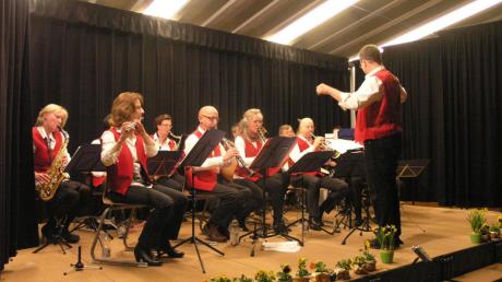 Die kleine Schondorfer Blasmusik gab in der Grundschulaula ein Frühlingskonzert.