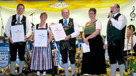 Georg Kölbl, Ulrike Walser und Georg Kölbl senior (von links) wurden von der Vertreterin des Musikbundes, Susi Zwick, und Vorstand Helmut Ehle geehrt. 
