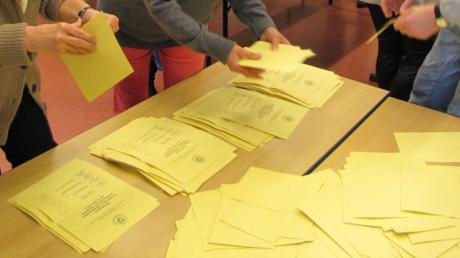 Bei der Bürgermeisterwahl sieht der Schondorfer Wahlausschuss keine Probleme, die Stimmzettel für den Gemeinderat werden aber neu ausgezählt. 
