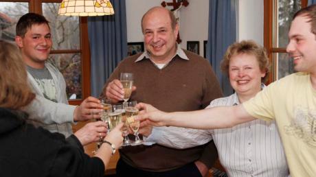 Ein Schluck auf den Wahlerfolg: Bürgermeister Johann Albrecht feierte seine Wiederwahl daheim unter anderem mit Ehefrau Ulrike.  

