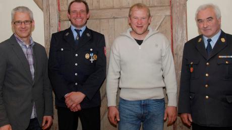 Helmut Welzmiller (Zweiter von links) ist als Kommandant der Feuerwehr Hofstetten bestätigt worden. Sein Stellvertreter ist Christoph Sanktjohanser (Zweiter von rechts). Links: Bürgermeister Benedikt Berchtold, rechts: Kreisbrandrat Johann Koller. 
