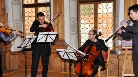 Benefizkonzert im Rathausfestsaal: von links, Kumiko Yamauchi (Violine), Tilbert Weigel (Viola), Franz Lichtenstern (Cello) und Christoph Hartmann (Oboe).