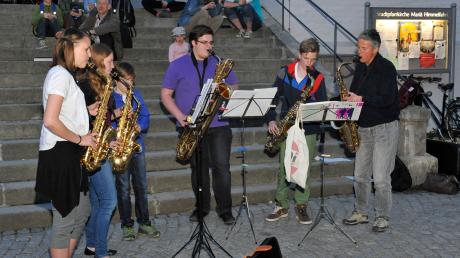 Einkaufstag 2013 in der Altstadt: Ein Saxophonensemble an der Treppe der Stadtpfarrkirche