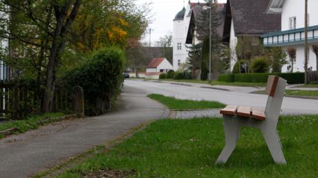 Für den Wettbewerb „Unser Dorf soll schöner werden“ werden die Sitzbänke im Holzhausener Ortsbereich instand gesetzt. Die Gemeinde plant aber auch noch andere Verbesserungen. 