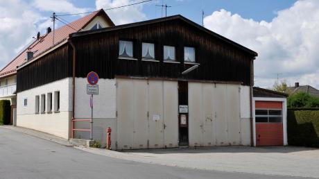 In das Feuerwehrhaus in Geltendorf wollte die Gemeinde eigentlich wegen des geplanten Neubaus kein Geld mehr stecken, jetzt könnten jedoch kurzfristige bauliche Verbesserungen erforderlich werden.