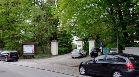 Durchaus romantische Ecken (wie hier an der Zufahrt zum Schloss) gibt es in Greifenberg, der Ort könnte aber noch schöner werden, meinte eine Besucherin der Bürgerversammlung.  

