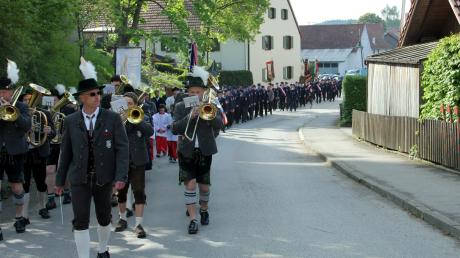 Angeführt von der Blaskapelle zog der Festzug zum Jubiläumsfest der Walleshauser Feuerwehr zur Kirche.