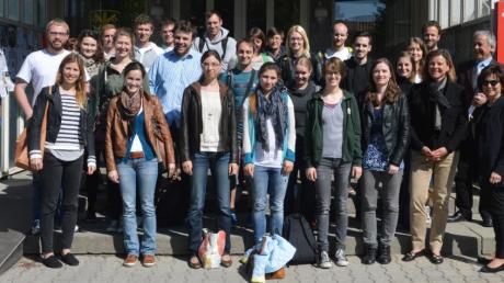 Ihr Projektseminar „Kommunal- und Landentwicklung II“ führten 24 Studenten der TU München erneut in Penzing durch. Unser Foto zeigt sie mit Bürgermeister Johannes Erhard. 
