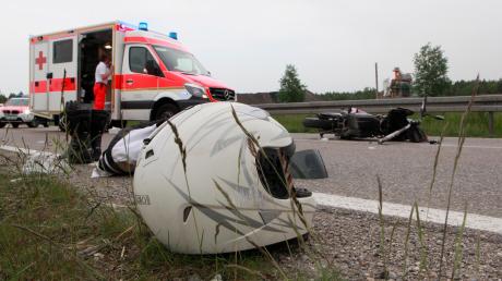 Schwerer Verkehrsunfall zwischen Kaufering und Igling. Ein Motorradfahrer ist dort am Donnerstagabend schwer verletzt worden. 