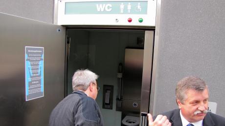 Da geht's auf stille Örtchen: Bürgermeister Wilhelm Lehmann (rechts) führte den neuen Toilettencontainer am Geltendorfer Bahnhof vor. Am Montag soll er einsatzbereit sein.