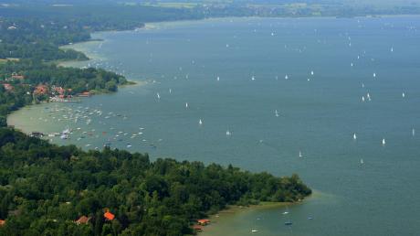 Der Ammersee von der Luft aus: Vorne links das Uttinger Ufer, oben ist Schondorf zu erkennen.