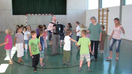 Kinder, Lehrerinnen und Singstundenleiter Erich Sepp hatten Spaß an diesem Aktionstag „Musik in Bayern“. 
