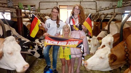 Sie sind bereits im Lostopf bei unserer Aktion "LT-Superfan": Steffi, Theresa und Mona Ettner mit ihren fußballbegeisterten Kühen.
