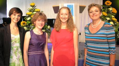 Die drei besten Abiturientinnen am Ignaz-Kögler-Gymnasium in Landsberg mit Direktorin Ursula Triller (rechts): Im Bild von links Nicole Hertel (Notendurchschnitt 1,1), Nina Soellner (1,1) und Julia Loder (1,2). 
