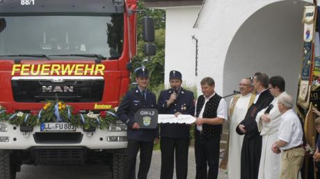 Die Feuerwehr Utting nahm offiziell ihren neuen Gerätewagen Logistik in Betrieb und ließ ihm auch den kirchlichen Segen angedeihen.  

