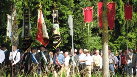 Vereins- und Kirchenfahnen führten die Prozession zur Ulrichskapelle an. 