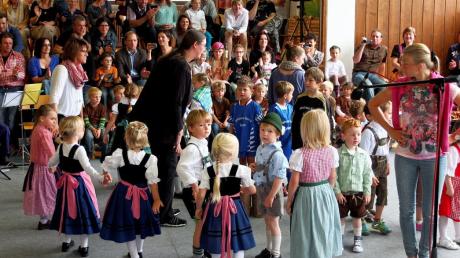 Das fröhliche Treiben beim Sommerfest des Reichlinger Kindergartens.  
