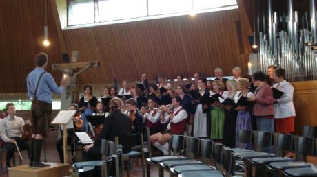 Die Chorgemeinschaft Windach sang beim Patroziniumsgottesdienst, mit dem das Pfarrfest eröffnet wurde.  

