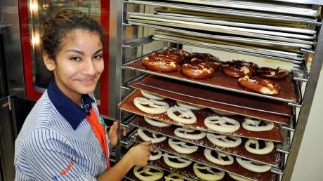 Die 19-jährige Mariana ist vor fünf Jahren nach Deutschland gekommen. Jetzt macht sie eine Lehre. Im Rahmen ihrer Ausbildung zur Verkäuferin ist sie in allen Abteilungen des V-Marktes Landsberg eingesetzt, hier im Brothaus. 