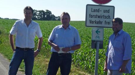 Rainer Mahl und Andreas Graf (beide vom Landratsamt Landsberg) und Bürgermeister Siegfried Weißenbach (Gemeinde Finning) an der neuen Radlerstrecke zwischen Finning und Utting.  

