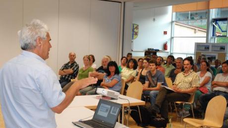 Die Bürger der Gemeinde Penzing informieren sich über die geplante Gemeindeentwicklung in ihren Ortsteilen.  
