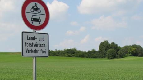 Zur Aussicht (diese befindet sich im Bereich des Gehölzes im Hintergrund) darf nur nicht mehr motorisiert gefahren werden und auch sonst dringt die Gemeinde Schondorf auf die Einhaltung von Regeln, wenn dort gefeiert wird.  

