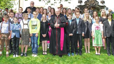 Zur Firmung von 29 Jugendlichen reiste Bischof Dr. Konrad Zdarsa (Mitte) nach Walleshausen. Den Firmgottesdienst gestalteten die Jugendlichen und ihre Eltern in großen Teilen selbst. 
