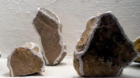 Die an den Kanten bemalten Steine sind Teil eines Werk-Zyklus zum Thema Berg, zu welchen ebenfalls ein Buch entstanden ist.