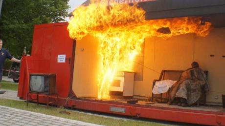 Die Fettexplosion zeigt besonders, welche Gewalt Feuer entwickeln kann. Sie wurde in einem Brandsimulationscontainer vorgeführt. 