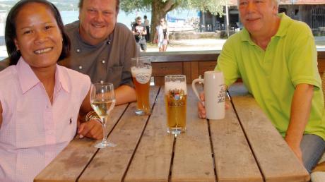 Heiner Otter (rechts), Koch Ralph Höhne (Mitte) und Arree „Beo“ Herwig kümmern sich um das Wohl der Gäste im Steghaus in Schondorf am Ammersee.