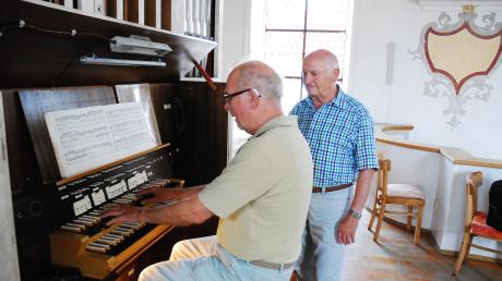 Die Schwiftinger „Königin der Instrumente“ ist seit ihrer gelungenen Renovierung im Klang  nicht wiederzuerkennen, sagen Organist Harald Berktold (links) und Kirchenpfleger Heribert Maier. 