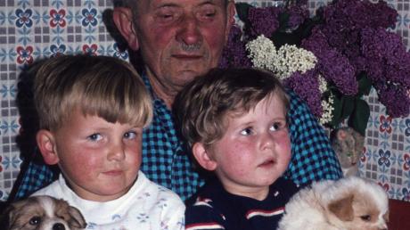 Matthias Pfleger mit seinen Enkelkindern Engelbert und Ulrike, denen er oft von früheren Zeiten in Walleshausen und aus dem Ersten Weltkrieg erzählte.