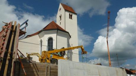 Die neue Stützmauer östlich der Kirche St. Bartholomäus am Alten Friedhof in Epfach nimmt Gestalt an. Bis Allerheiligen sollen alle Bauarbeiten voraussichtlich abgeschlossen sein. 