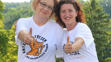 Die Vorsitzendendes Vereins Katzentatzen, Andrea Mittermeir (rechts) und Marion Gleißner freuen sich über eine Auszeichnung. 
