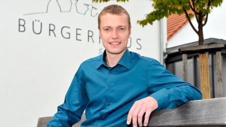 Georg Kaindl, neuer Bürgermeister in Schwifting, vor dem Bürgerhaus. 