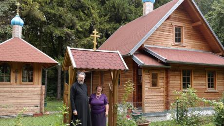 Mitten im Wald bei Untermühlhausen haben Erzdiakon Dr. Georg Kobro und seine Frau Helena eine kleine russisch-orthodoxe Kirche (rechts) mit Kapelle errichtet. 