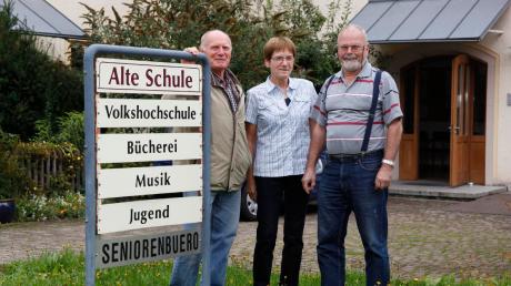 Günther Funk, Antoinette und Peter Steinmann vor dem Penzinger Seniorenbüro. 
