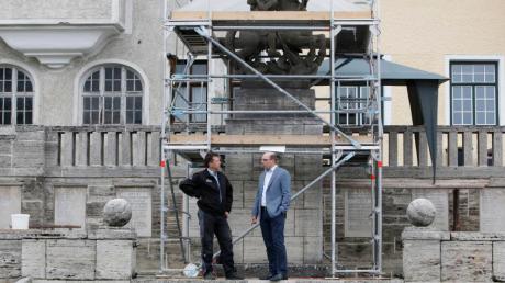 Andreas Braunegger (Veteranenverein Denklingen) und Bürgermeister Michael Kießling (rechts) machen sich ein Bild vom Fortschritt der Arbeiten am Denklinger Kriegerdenkmal.