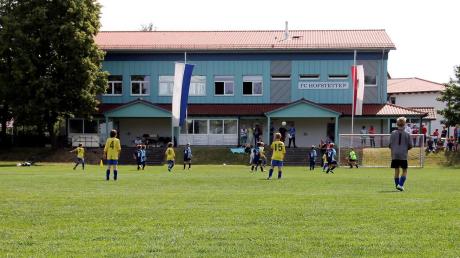 Der Sportplatz mit Vereinsheim im Jahr 2014, beim Jubiläumsturnier der E-Jugend. Der FC Hofstetten feiert am Wochenende sein 90-jähriges Bestehen mit großem Programm. 