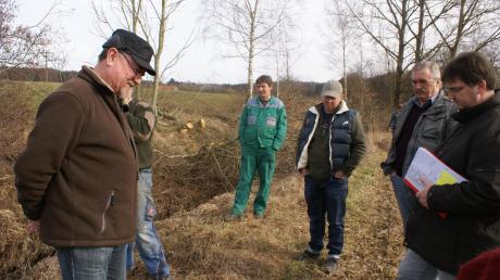 Der Leiter der Unteren Naturschutzbehörde, Heinrich Heiß (das Bild zeigt ihn links bei einem Ortstermin im Frühjahr), nahm jetzt zu der umstrittenen Gehölzpflege am Kehrgraben Stellung. 