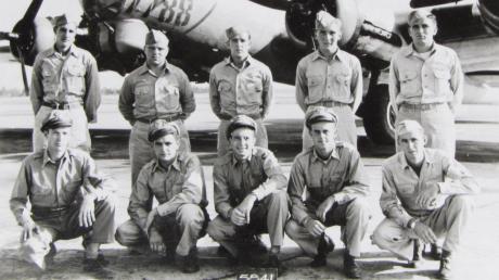 Die Besatzung des B 17-Bombers, der am 12. September 1944 bei Holzhausen abstürzte, links vorne ist der Pilot Graham H. Milner im Bild, auch mit George W. Guderley (oben, Zweiter von rechts) und dem Bruder des bei dem Absturz getöteten Mitchell P. Pakosz (oben rechts) hatte Josef Köttner Kontakt. 