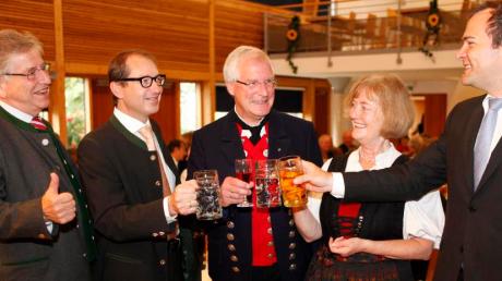 Geburtstagsfeier im Alten Wirt: (von links) Dr. Thomas Goppel, Alexander Dobrint, Josef Loy, Marianne Loy und Landrat Thomas Eichinger. 
