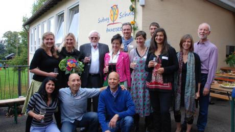 Die Sudbury-Familie in Ludenhausen und Bürgermeisterin Margit Horner-Spindler (Mitte) freuen sich über die Eröffnung der neuen Schule. 