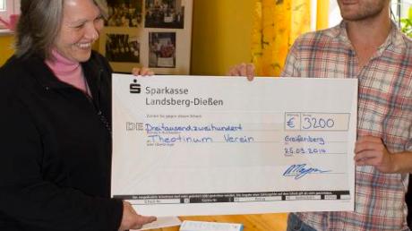 Stefan Magnusson (rechts) übergibt Irmgard Schleich die Spende im Namen des Kulturkollektivs. 
