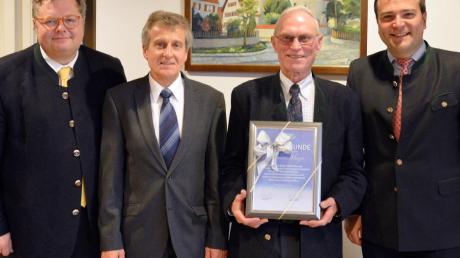 Ottmar Mayr (Dritter von links), einzig noch lebendes Gründungsmitglied, erhielt die Ehrenmitgliedschaft des Penzinger CSU-Ortsverbandes. Ihm gratulierten (von links) Alex Dorow, Manfred Schmid und Landrat Thomas Eichinger.  
